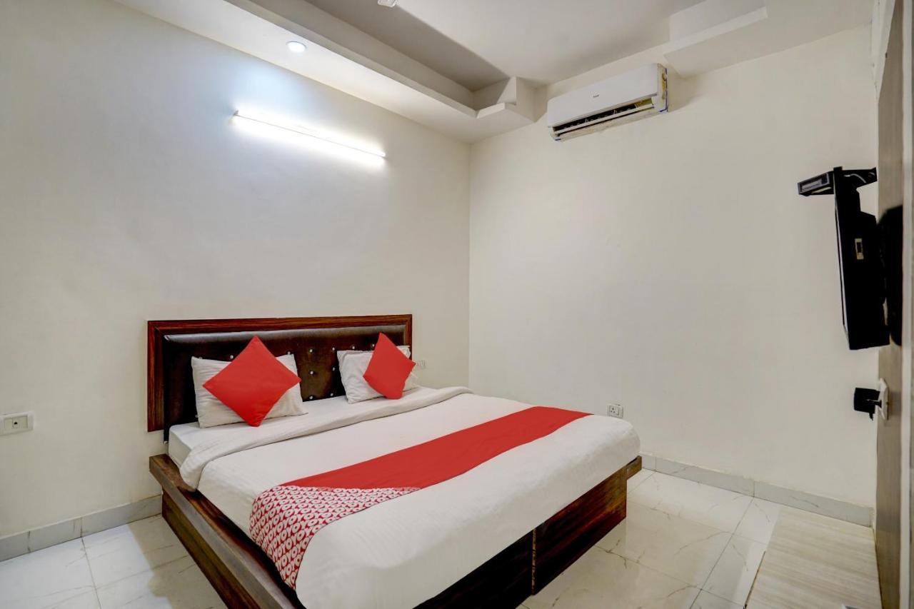Oyo 78981 The Diamond Nest Noida Exterior foto